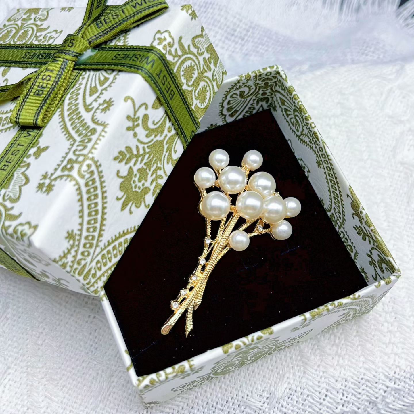 The new pearl bouquet brooch is fashionable, high-end and elegant. It features a high-end brooch for suits, anti-glare coats and accessories, as well as a peach brooch detail image 8
