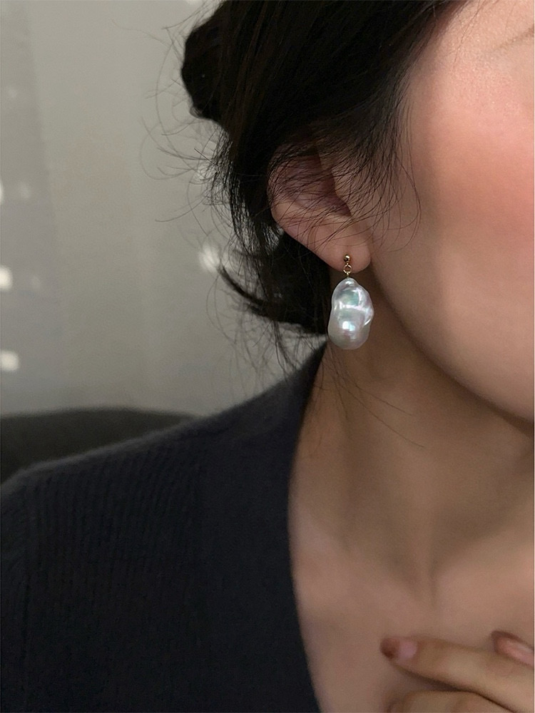 The new Baroque 8x13mm earrings are simply paired with an elegant and retro French aurora fishtail pearl necklace detail image 4