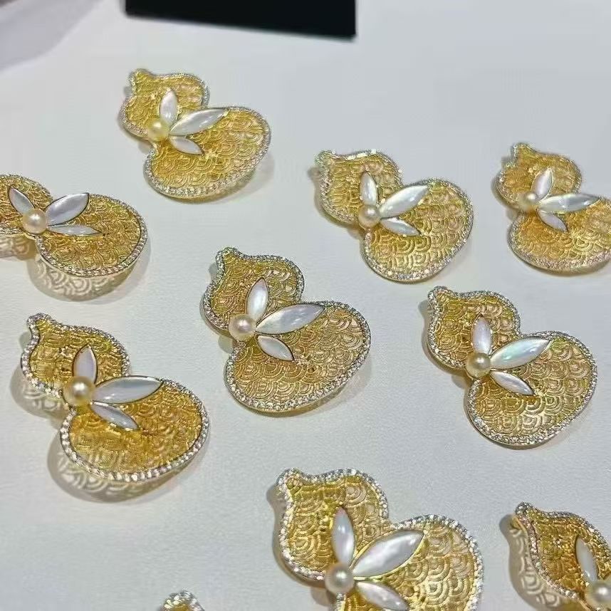 DIY brooch, high-end new style gourd brooch, hollowed-out, unique and elegant, high-end and exquisite coat brooch, fashionable suit brooch, Dan peach