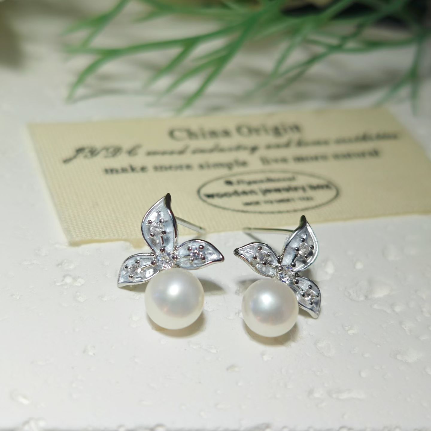 Fashionable and fresh three-leaf flower stud earrings, natural freshwater pearls, elegant and refined ladylike temperament, sweet and versatile, light luxury earrings, peach jewelry, pearl necklace detail image 7