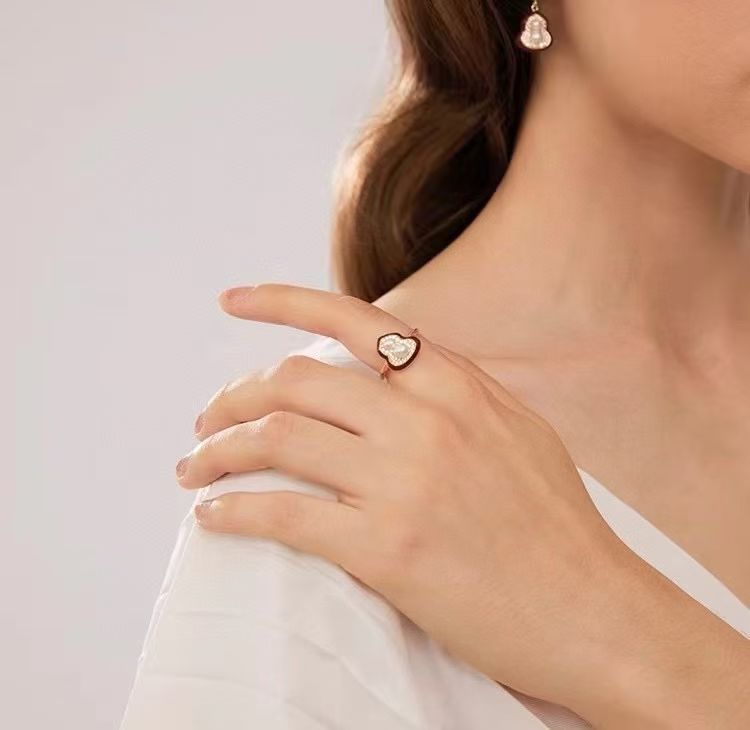 New 2025 bestseller micro-inlay gourd pearl stud earrings for women's New Year, a niche and high-end red festive earrings necklace, pearl necklace jewelry detail image 2