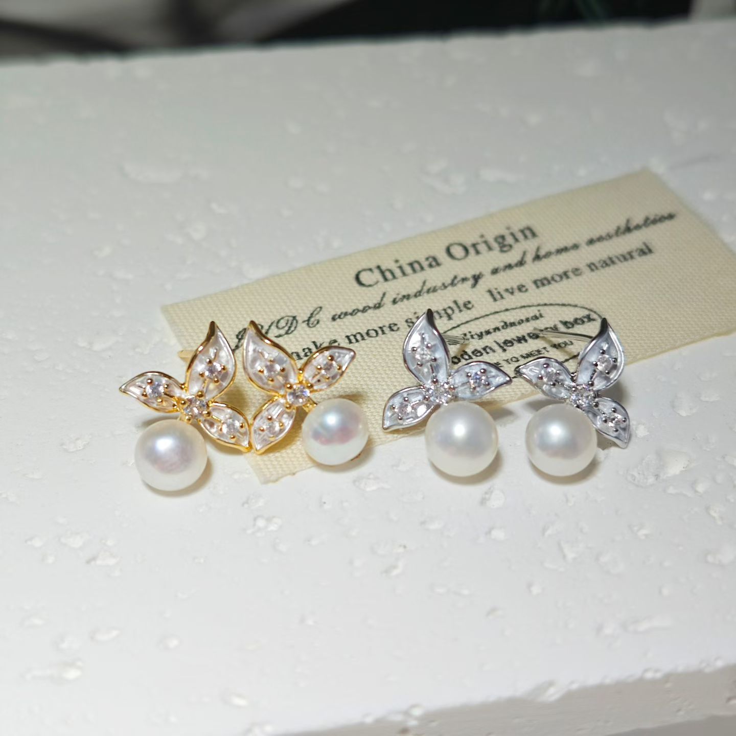 Moda pequeña flor de tres hojas fresca pendientes perlas naturales de agua dulce de alta elegancia temperamento dulce y versátil luz de lujo ornamentos de oído joyería dan peach collar collar de perlas