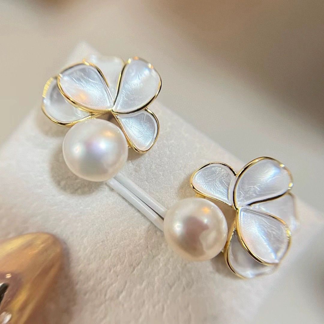 French retro flower natural freshwater pearl stud earrings, light luxury earrings, elegant design, fashionable ancient-style jewelry, pearl necklace detail image 4