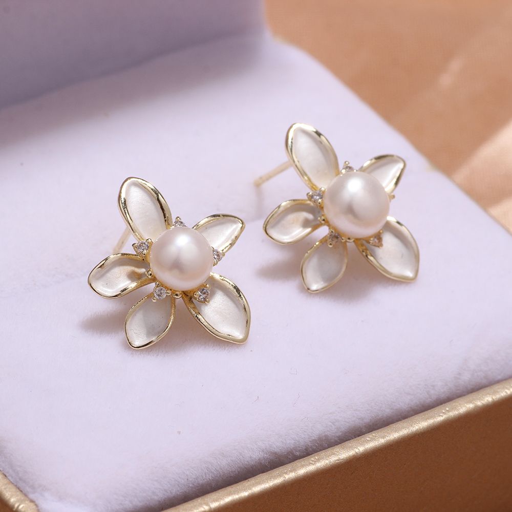 Natural freshwater pearl stud earrings, high-end, fashionable and light luxury 14k gold-plated small fragrance flower earrings, summer new pearl necklace detail image 3