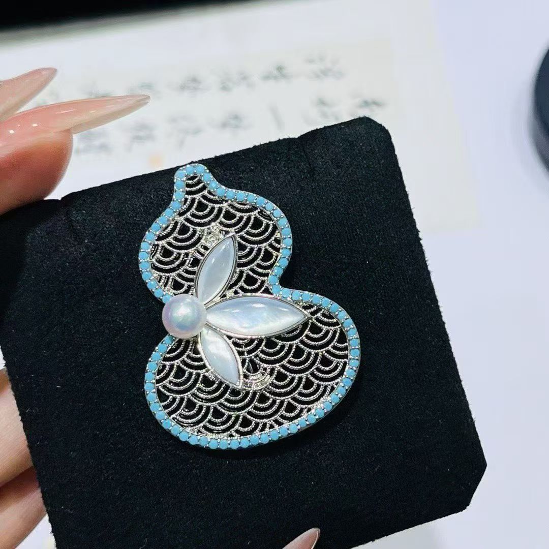 DIY brooch, high-end gourd brooch, new pearl cutout, elegant and exquisite suit, versatile high-end brooch, fashionable peach brooch details Picture