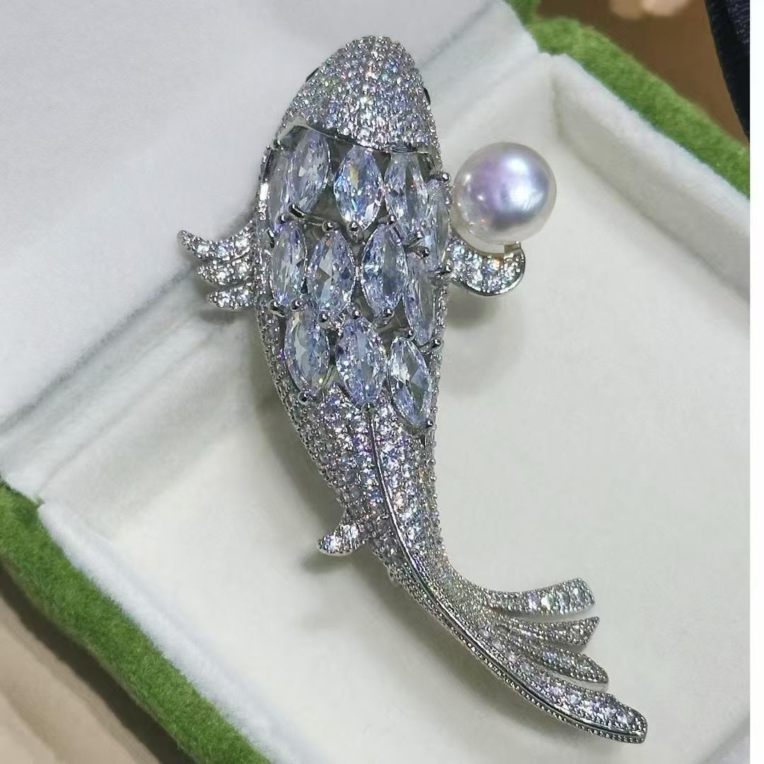 2026 New Year's high-end animal pearl brooch, Korean version, personalized and versatile koi micro-inlay zircon brooch, red peach brooch detail image 3