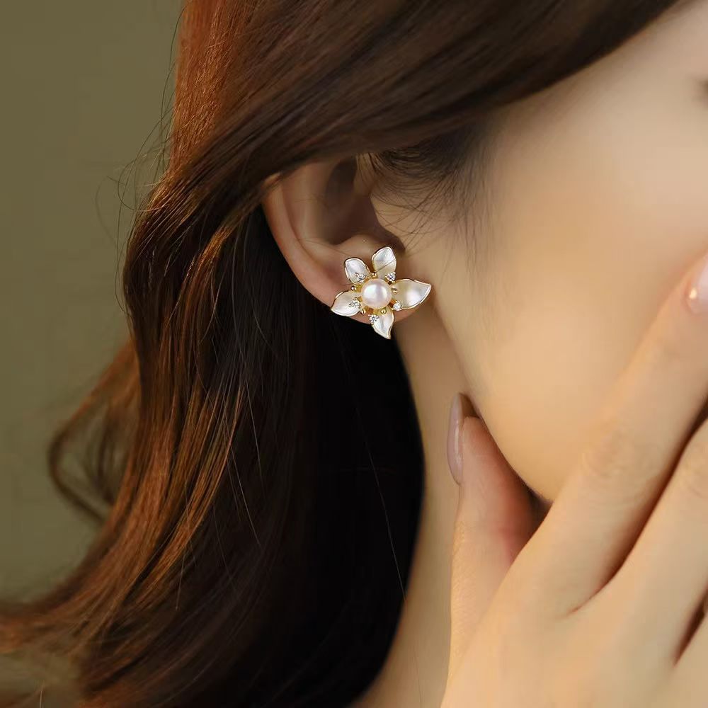 Natural freshwater pearl stud earrings, high-end, fashionable and light luxury 14k gold-plated small fragrance flower earrings, summer new pearl necklace detail image 7