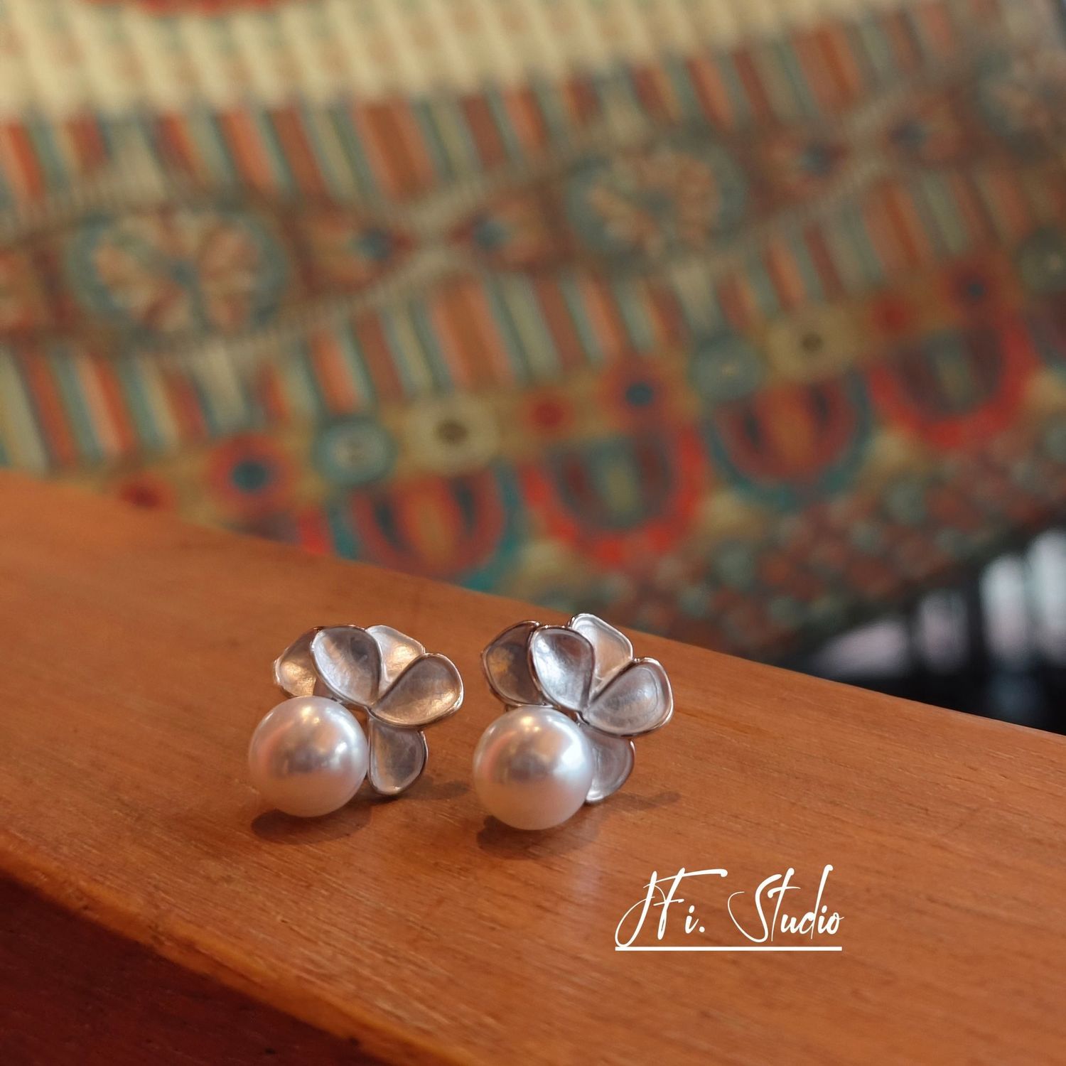 French retro flower natural freshwater pearl stud earrings, light luxury earrings, elegant design, fashionable ancient-style jewelry, pearl necklace detail image 2