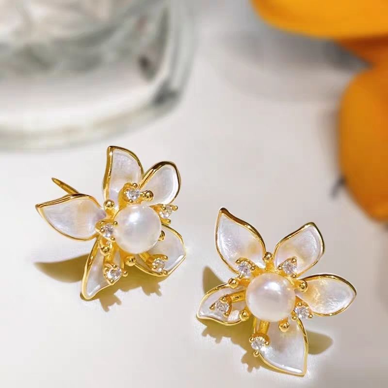 Natural freshwater pearl stud earrings, high-end, fashionable and light luxury 14k gold-plated small fragrance flower earrings, summer new pearl necklace detail image 6