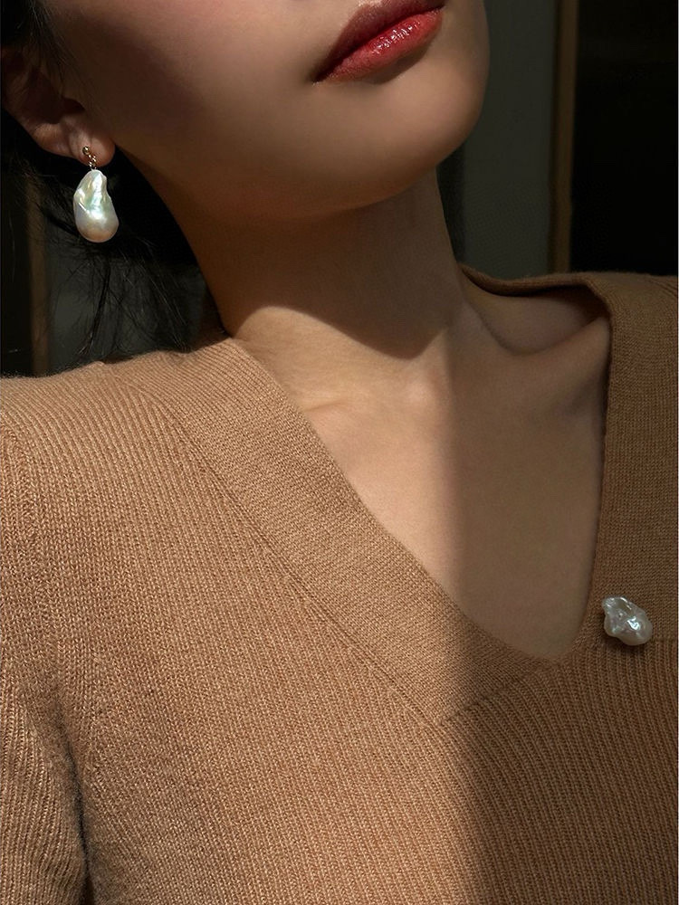 The new Baroque 8x13mm earrings are simply paired with an elegant and retro French aurora fishtail pearl necklace detail image 3