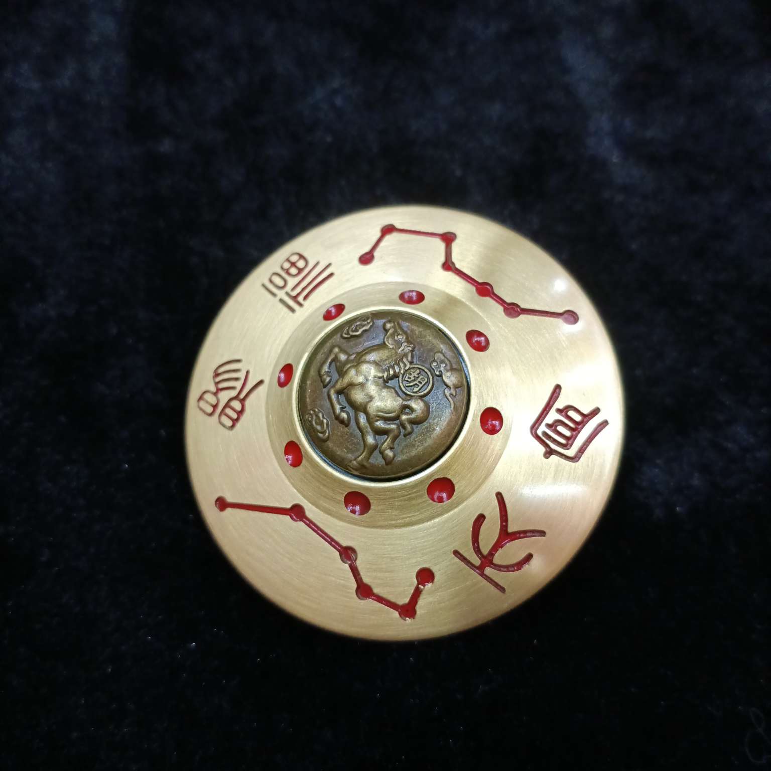 Zhonggong Craft hand-held piece: Heavenly Officials bestow blessings, immediate wealth, and the Ox turns the world around Specification image