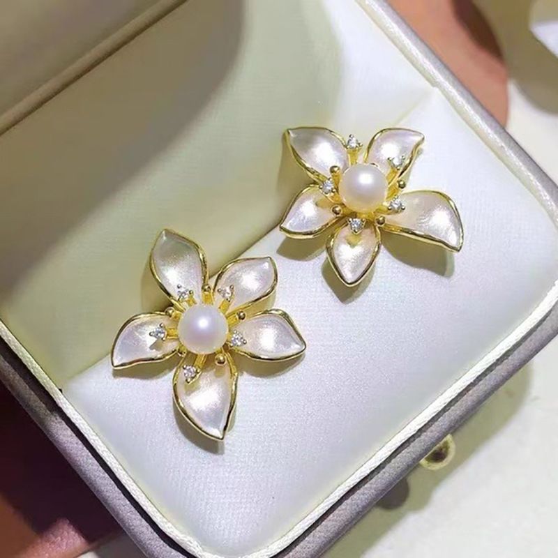 Natural freshwater pearl stud earrings, high-end, fashionable and light luxury 14k gold-plated small fragrance flower earrings, summer new pearl necklace
