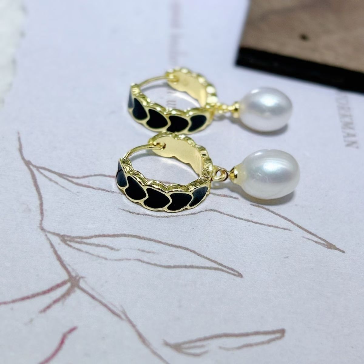 Korean Dongdaemun wheat-style earrings, niche fabric chain-wound stud earrings, personalized internet-famous earrings, glazed earrings, pearl necklace jewelry Application Scenario