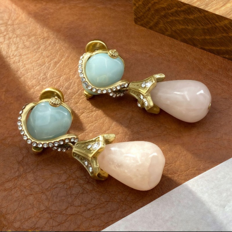 【SUGEBEINI】 Retro color-blocking gemstone earrings, blue and pink teardrop-shaped diamond-encrusted earrings, light luxury and niche artistic French earrings ZEH00034