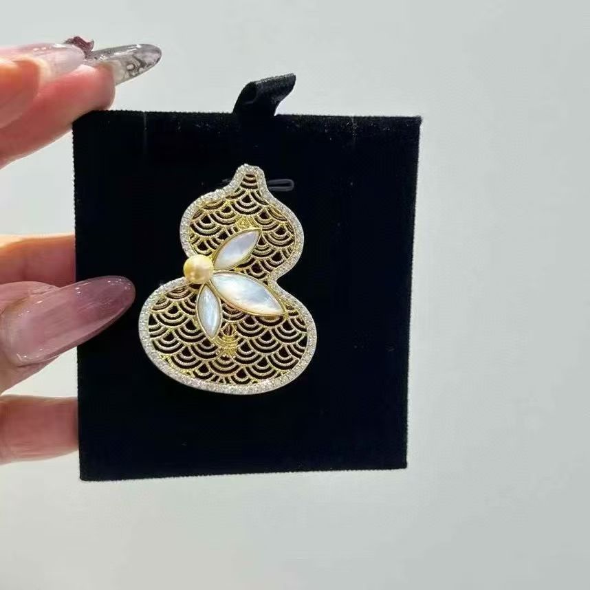 DIY brooch, high-end new style gourd brooch, hollowed-out, unique and elegant, high-end and exquisite coat brooch, fashionable suit brooch, Dan peach Application Scenario