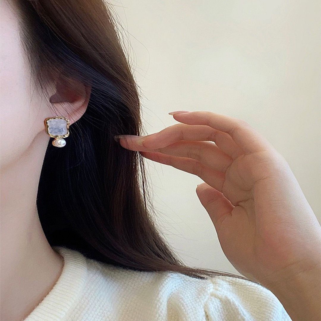 Gradient niche gradient color crystal French stud earrings, high-end pendant, pearl bestseller design, new stud earrings, pearl necklace, necklace jewelry detail image 4