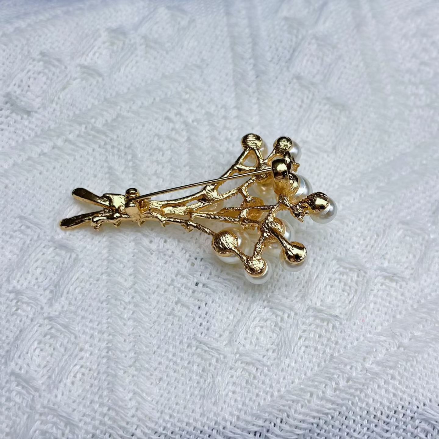 The new pearl bouquet brooch is fashionable, high-end and elegant. It features a high-end brooch for suits, anti-glare coats and accessories, as well as a peach brooch Specification image