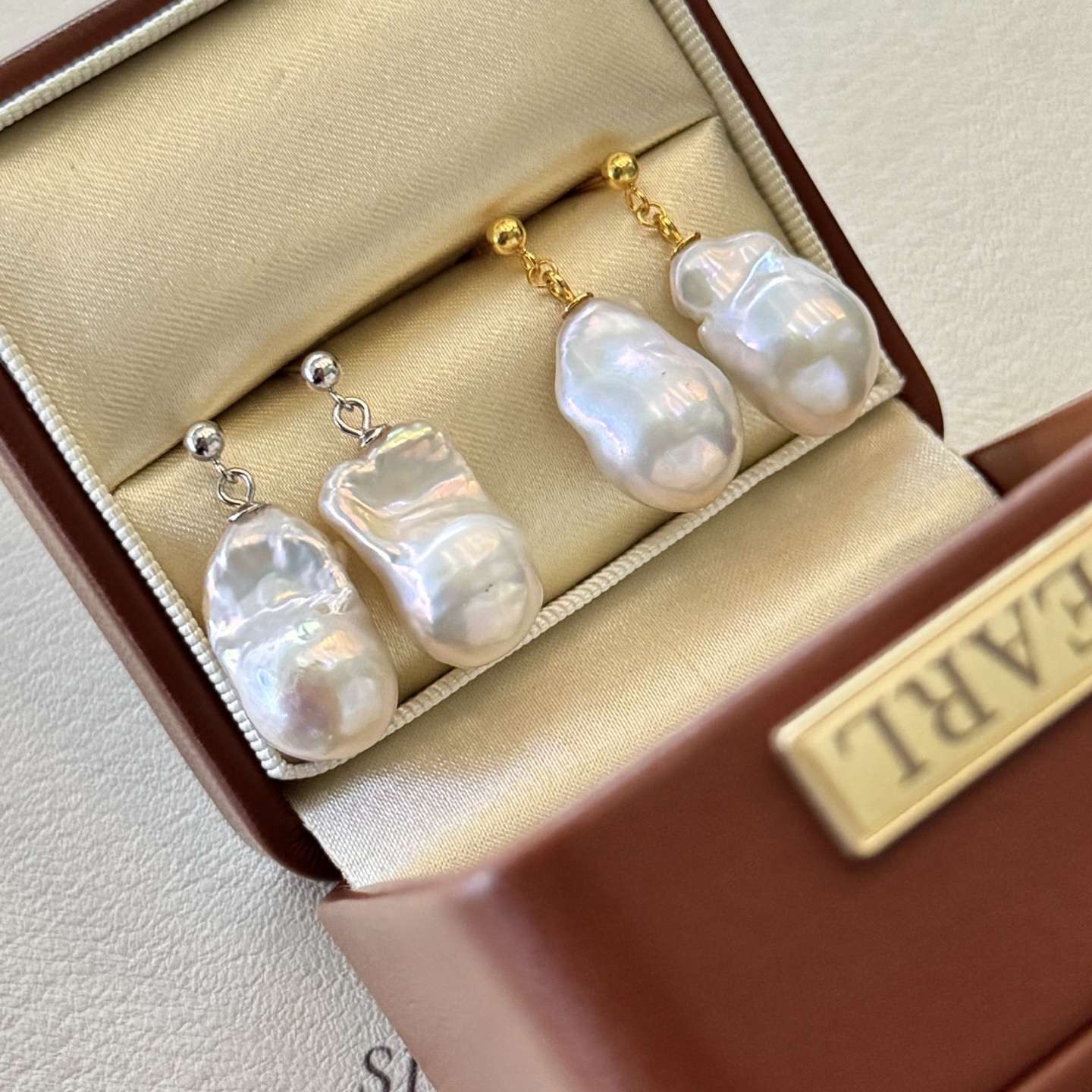 The new Baroque 8x13mm earrings are simply paired with an elegant and retro French aurora fishtail pearl necklace detail image 5