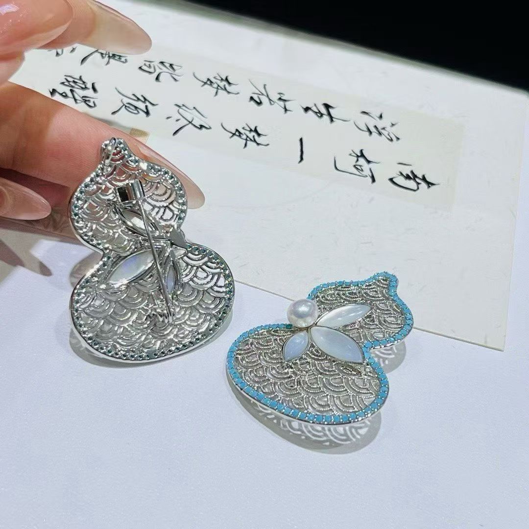 DIY brooch, high-end gourd brooch, new pearl cutout, elegant and exquisite suit, versatile high-end brooch, fashionable peach brooch detail image 2