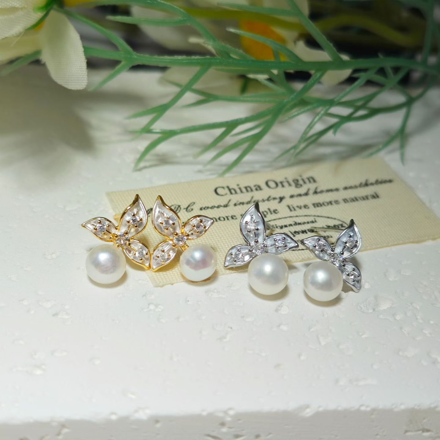 Fashionable and fresh three-leaf flower stud earrings, natural freshwater pearls, elegant and refined ladylike temperament, sweet and versatile, light luxury earrings, peach jewelry, pearl necklace detail image 6