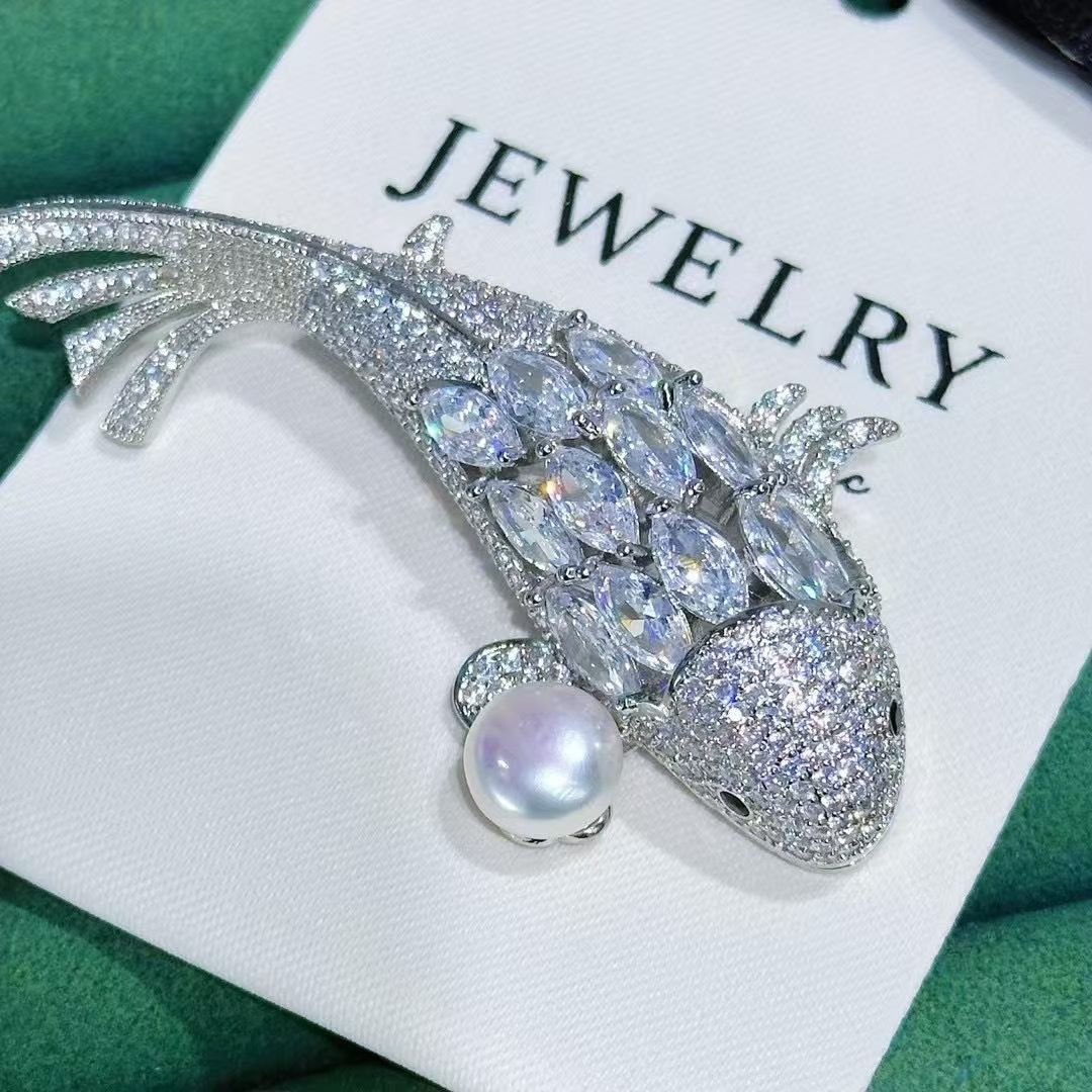 2026 New Year's high-end animal pearl brooch, Korean version, personalized and versatile koi micro-inlay zircon brooch, red peach brooch detail image 4