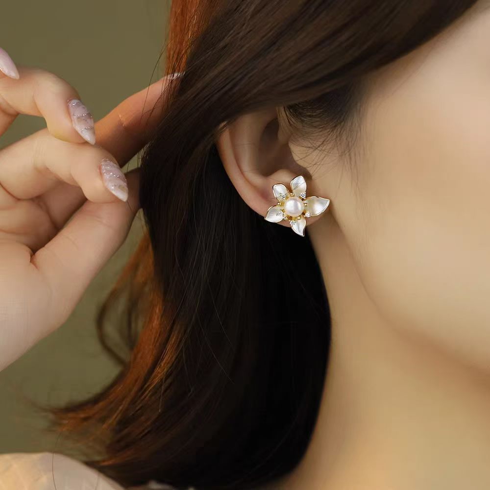 Natural freshwater pearl stud earrings, high-end, fashionable and light luxury 14k gold-plated small fragrance flower earrings, summer new pearl necklace detail image 8