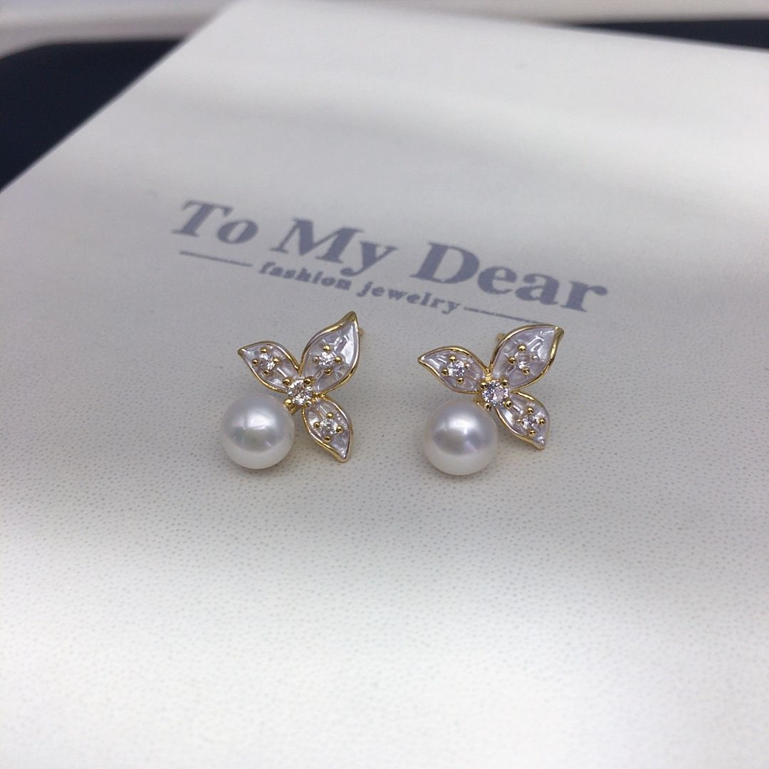 Fashionable and fresh three-leaf flower stud earrings, natural freshwater pearls, elegant and refined ladylike temperament, sweet and versatile, light luxury earrings, peach jewelry, pearl necklace detail image 3