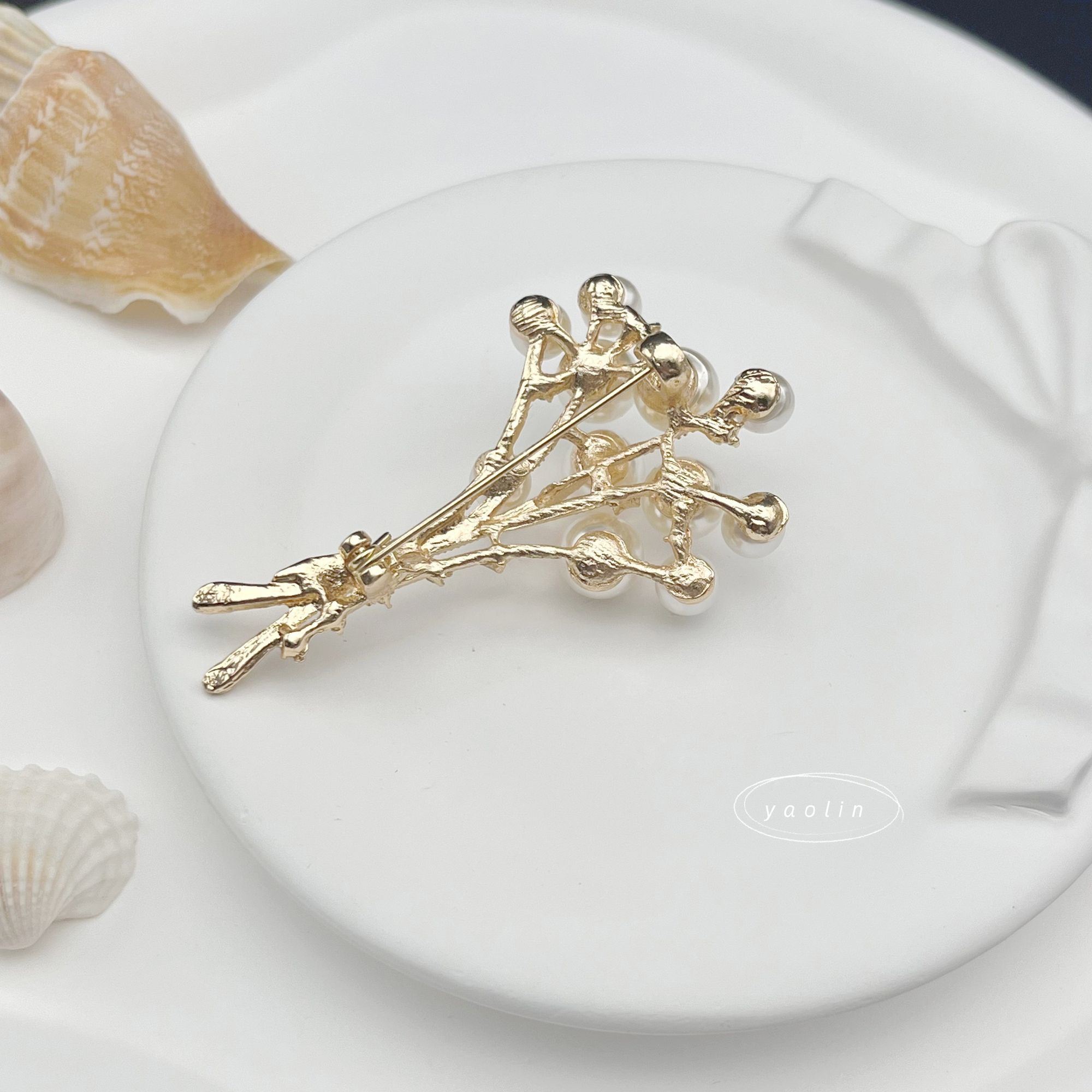 The new pearl bouquet brooch is fashionable, high-end and elegant. It features a high-end brooch for suits, anti-glare coats and accessories, as well as a peach brooch detail image 2