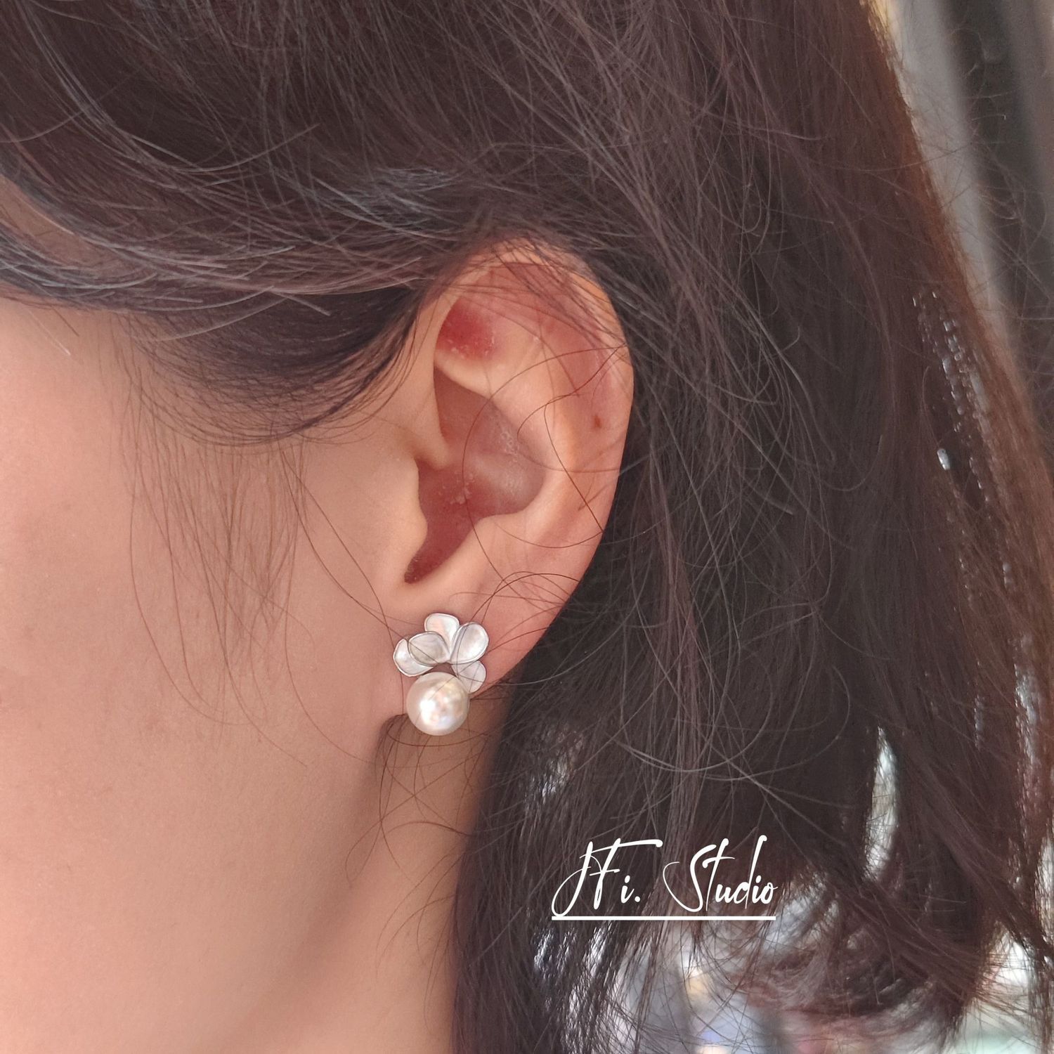 French retro flower natural freshwater pearl stud earrings, light luxury earrings, elegant design, fashionable ancient-style jewelry, pearl necklace detail image 3