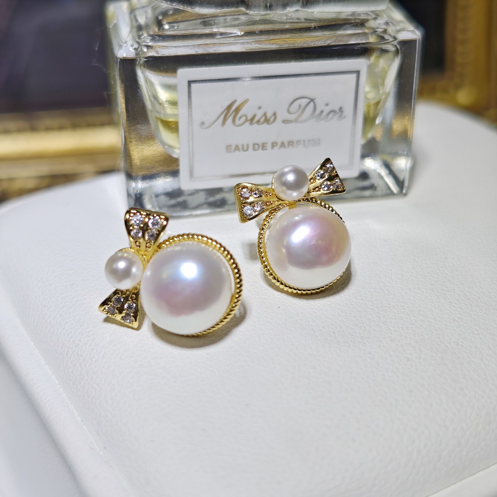 Princess on the Run, Double Pearl Bow Stud earrings, 9-11MM, natural freshwater steamed bun pearl gold-plated color-preserving jewelry, pearl necklace Application Scenario