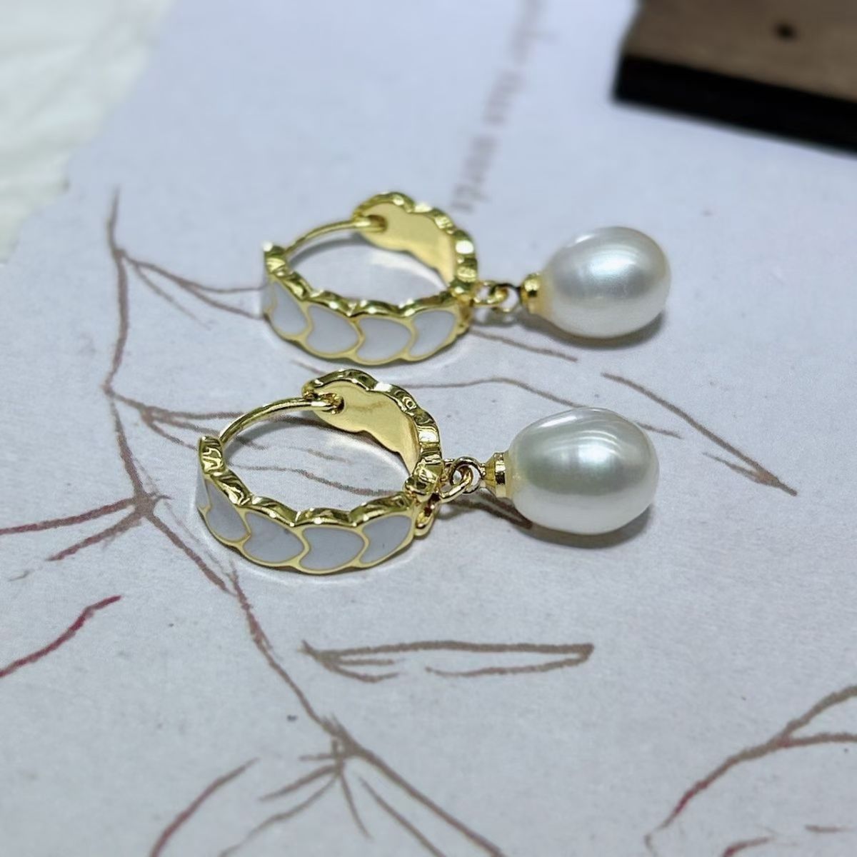 Korean Dongdaemun wheat-style earrings, niche fabric chain-wound stud earrings, personalized internet-famous earrings, glazed earrings, pearl necklace jewelry