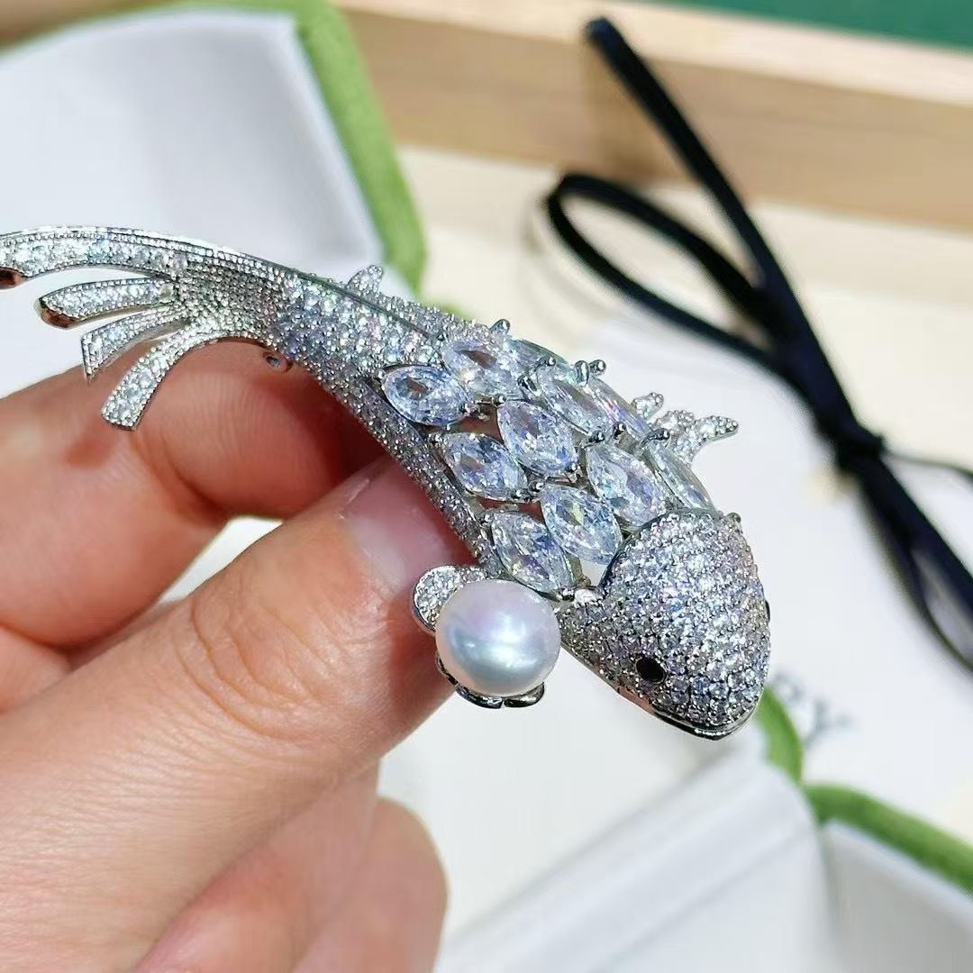 2026 New Year's high-end animal pearl brooch, Korean version, personalized and versatile koi micro-inlay zircon brooch, red peach brooch detail image 5