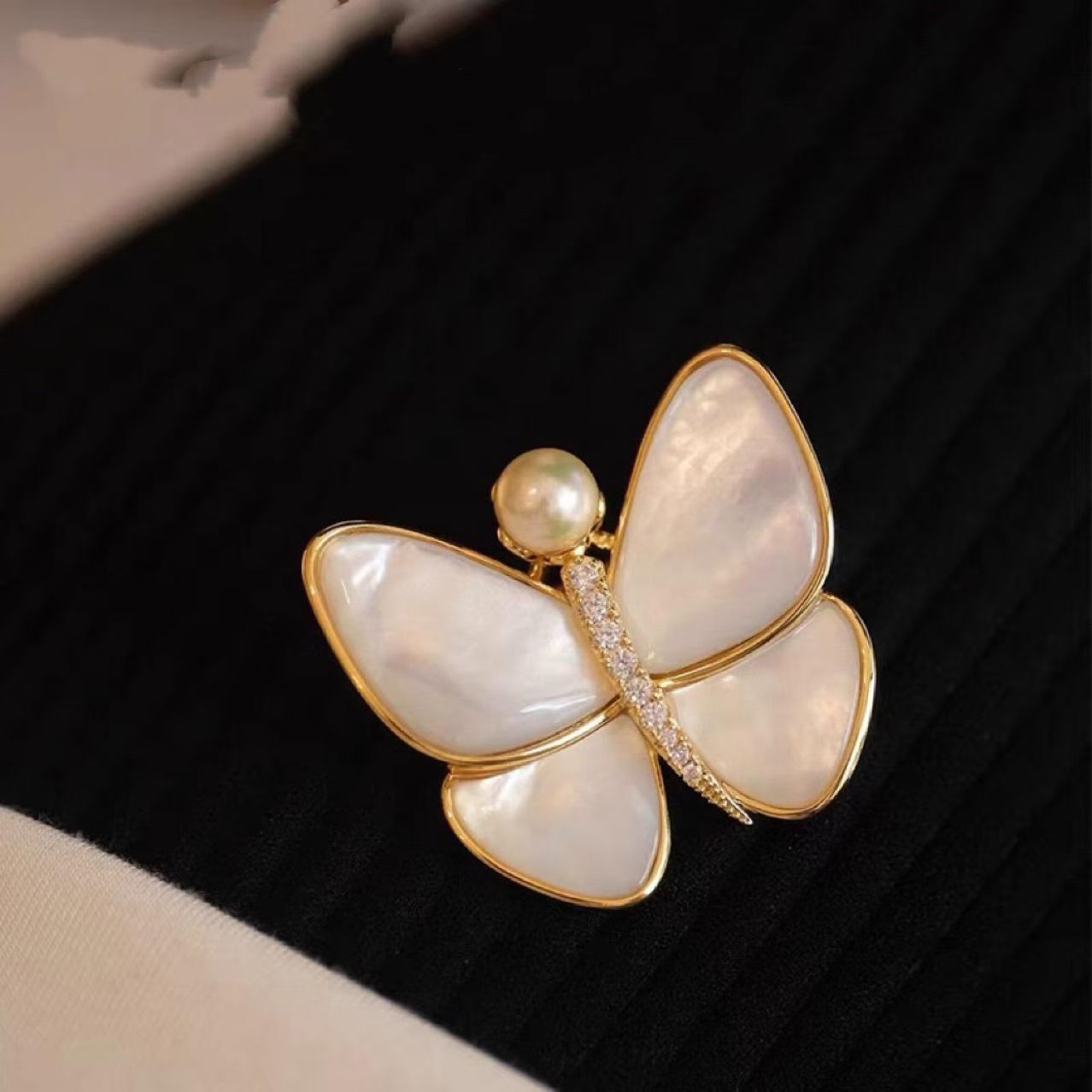 Elegant and refined butterfly brooch for women, high-end and luxurious, suitable for overcoats, brooch pins, corsage to secure clothes, anti-exposure lapel brooch, peach brooch detail image 6