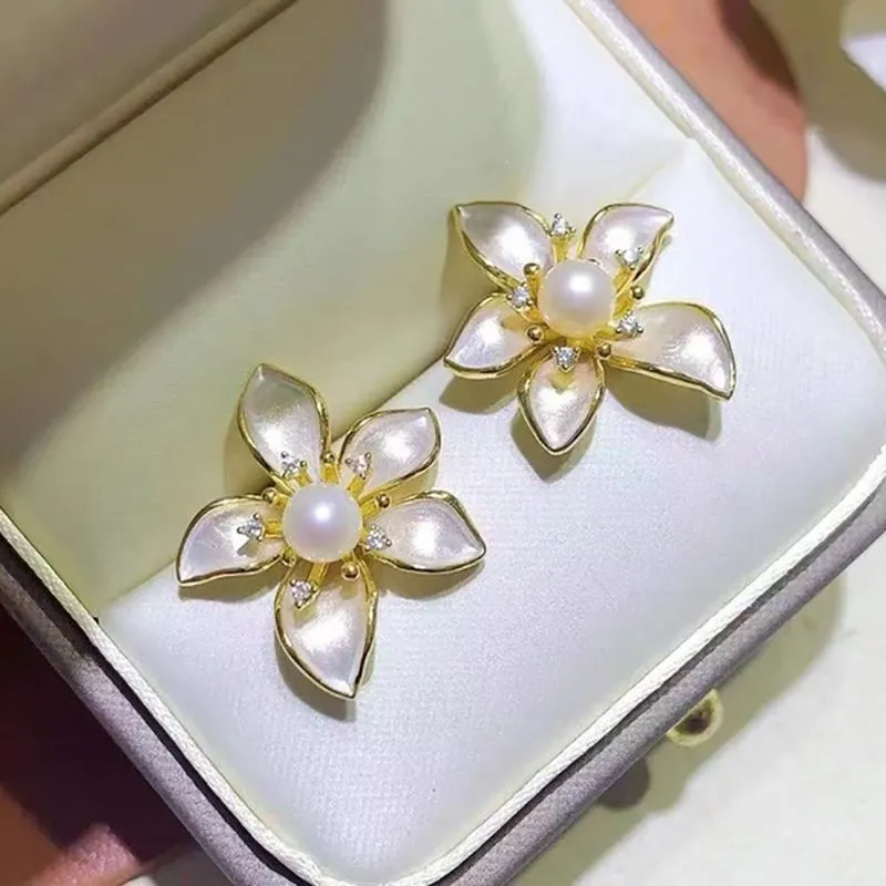 Natural freshwater pearl stud earrings, high-end, fashionable and light luxury 14k gold-plated small fragrance flower earrings, summer new pearl necklace detail image 5