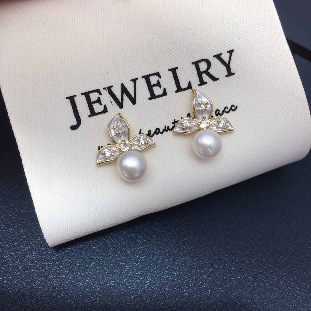 Fashionable and fresh three-leaf flower stud earrings, natural freshwater pearls, elegant and refined ladylike temperament, sweet and versatile, light luxury earrings, peach jewelry, pearl necklace Application Scenario