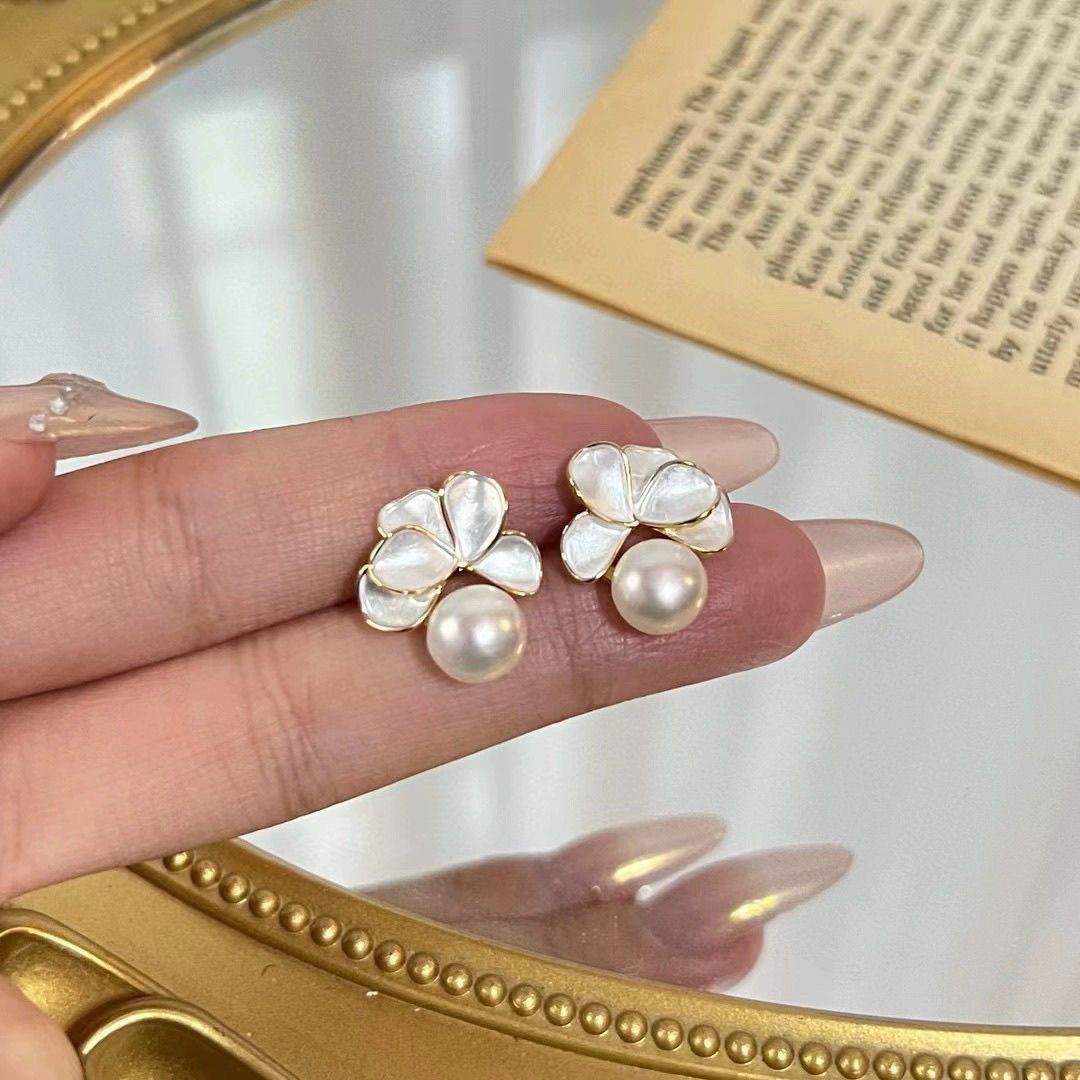 French retro flower natural freshwater pearl stud earrings, light luxury earrings, elegant design, fashionable ancient-style jewelry, pearl necklace