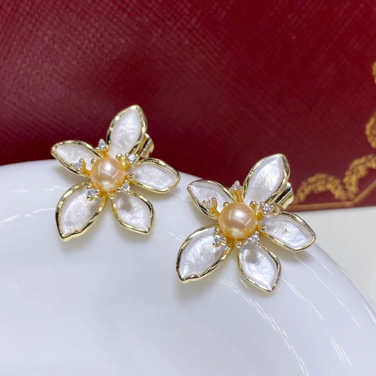 Natural freshwater pearl stud earrings, high-end, fashionable and light luxury 14k gold-plated small fragrance flower earrings, summer new pearl necklace detail image 4
