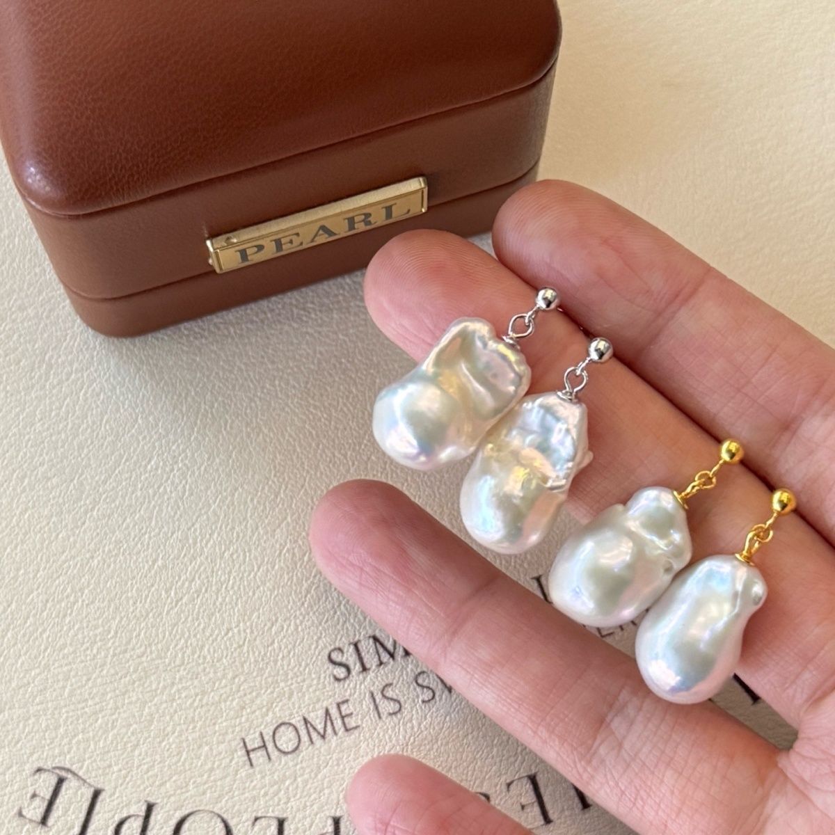 The new Baroque 8x13mm earrings are simply paired with an elegant and retro French aurora fishtail pearl necklace