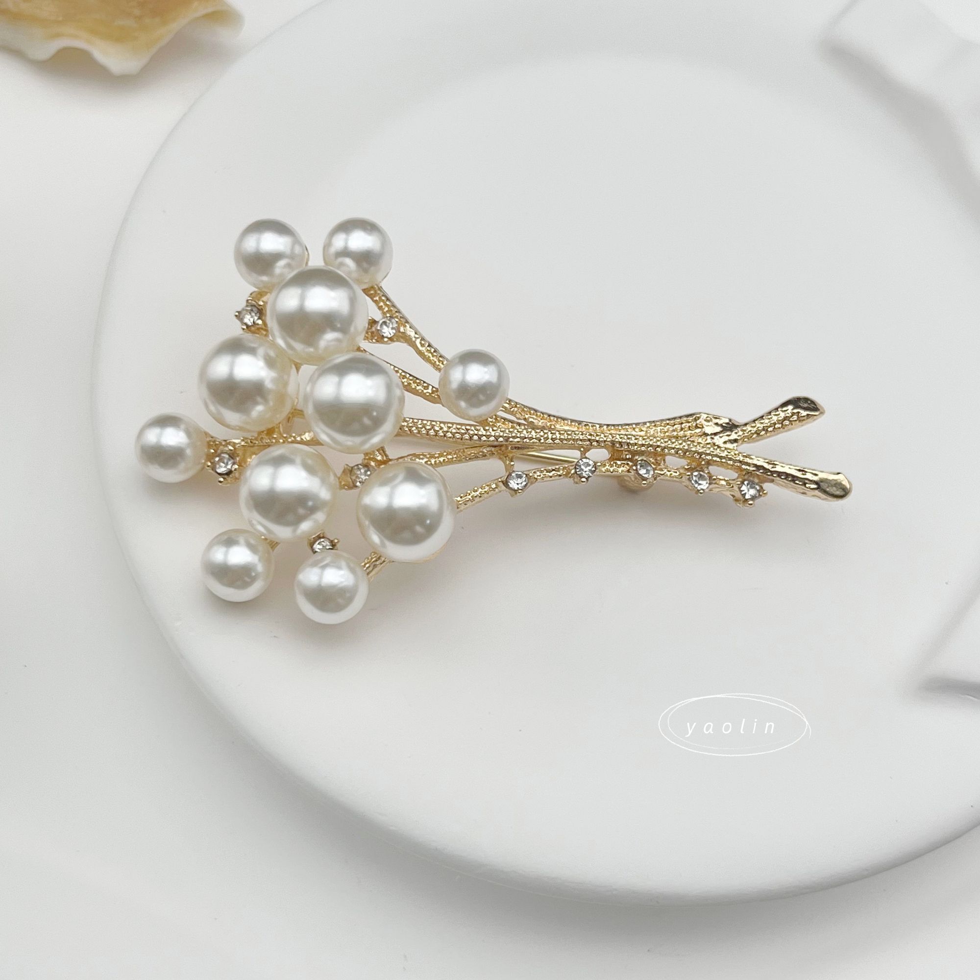 The new pearl bouquet brooch is fashionable, high-end and elegant. It features a high-end brooch for suits, anti-glare coats and accessories, as well as a peach brooch detail image 3