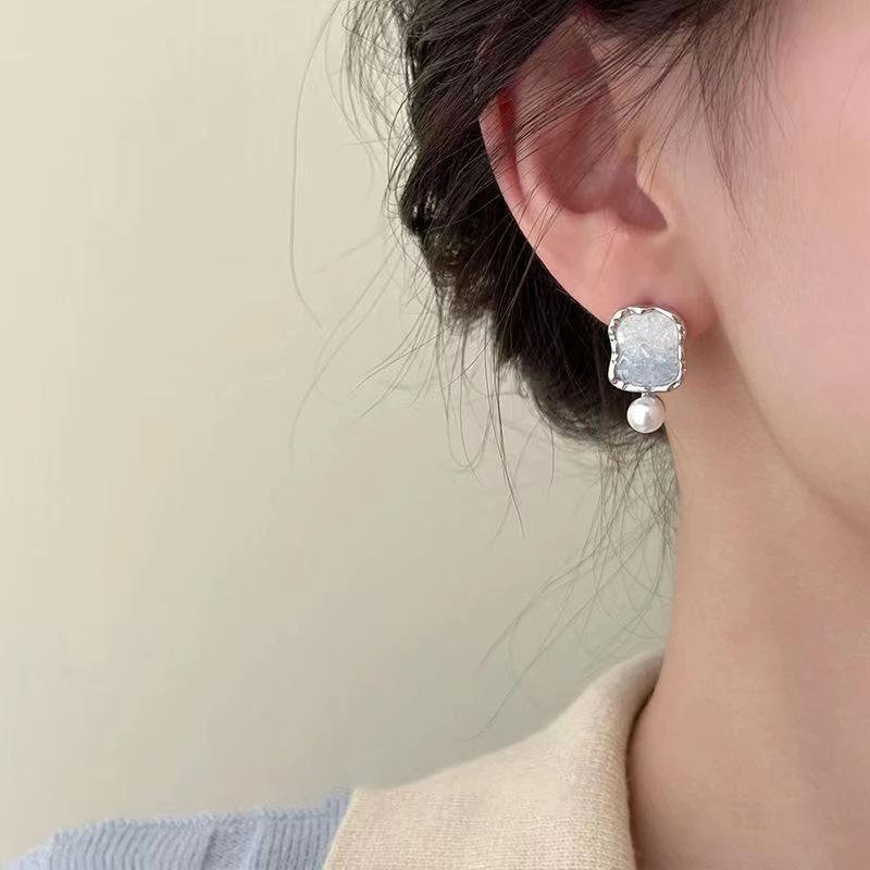Gradient niche gradient color crystal French stud earrings, high-end pendant, pearl bestseller design, new stud earrings, pearl necklace, necklace jewelry detail image 6
