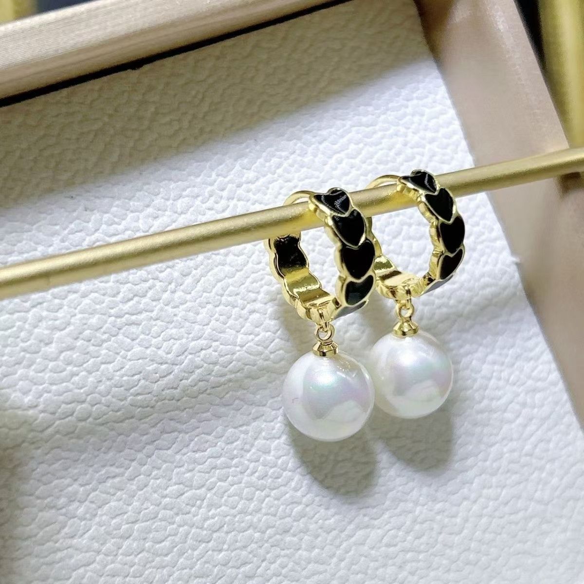 Korean Dongdaemun wheat-style earrings, niche fabric chain-wound stud earrings, personalized internet-famous earrings, glazed earrings, pearl necklace jewelry detail image 4