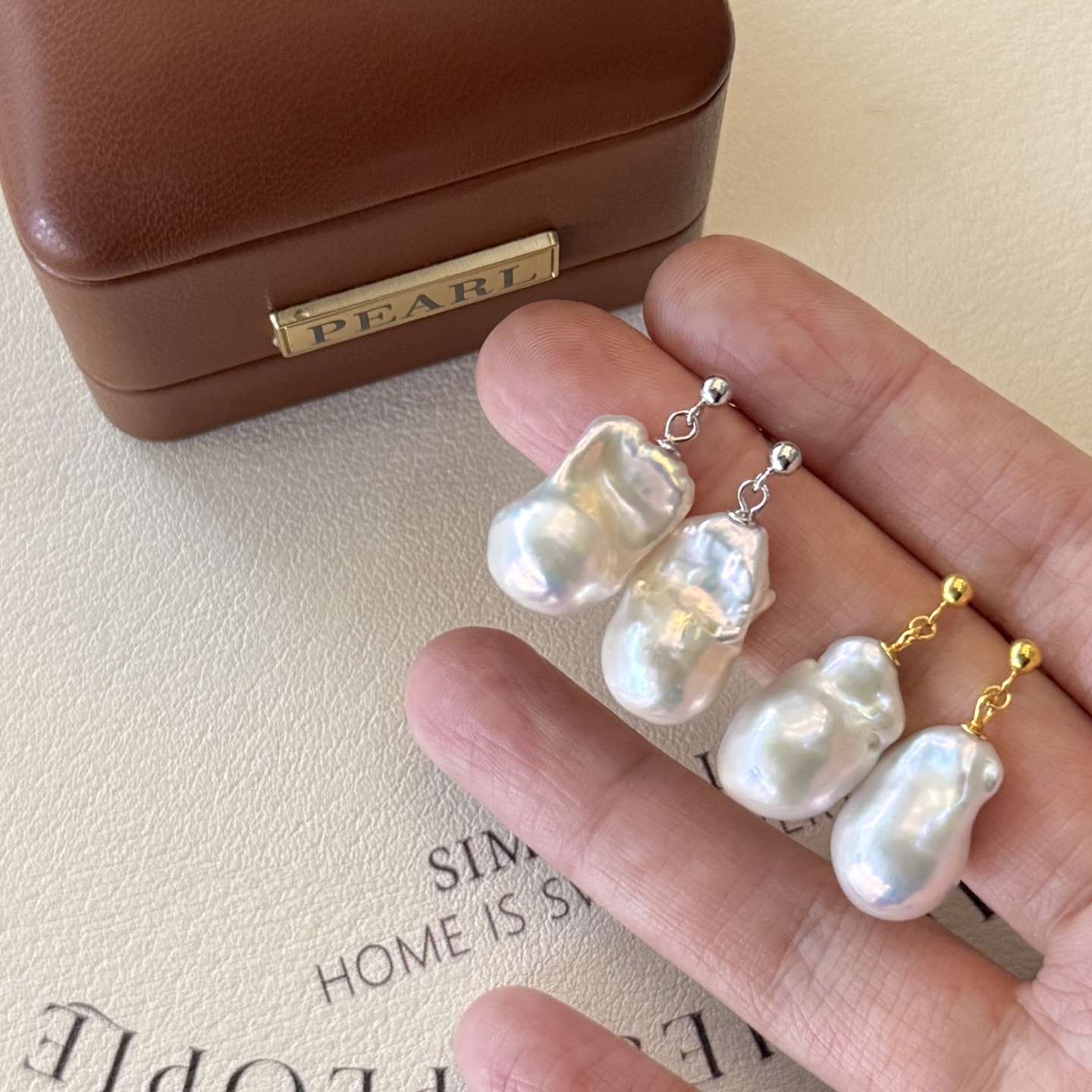 The new Baroque 8x13mm earrings are simply paired with an elegant and retro French aurora fishtail pearl necklace detail image 7