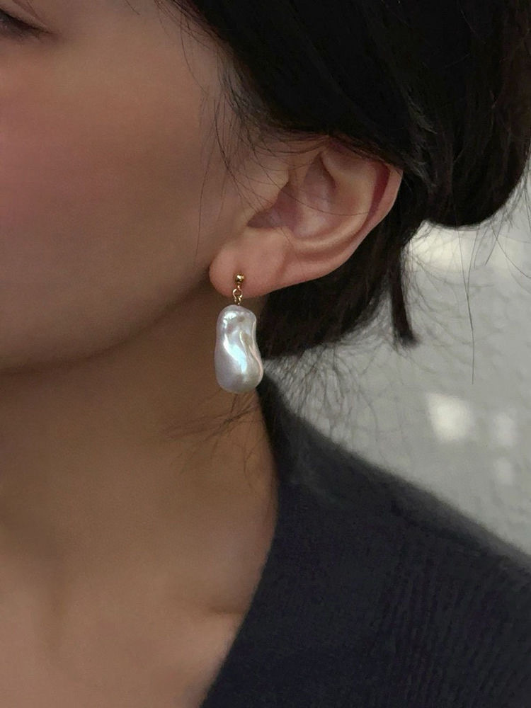 The new Baroque 8x13mm earrings are simply paired with an elegant and retro French aurora fishtail pearl necklace detail image 2