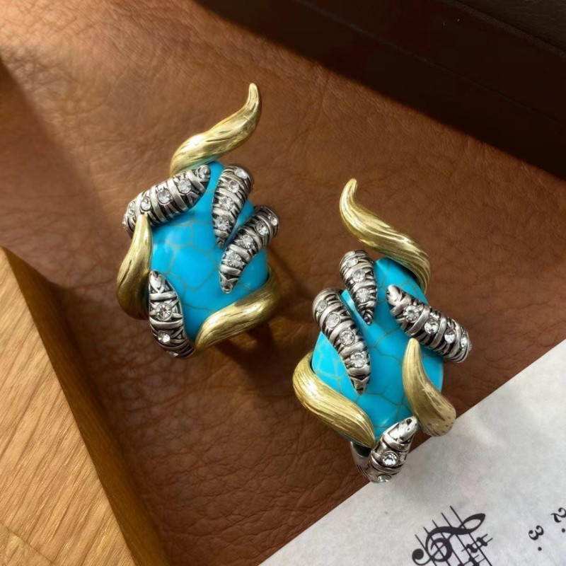 【SUGEBEINI】 Retro punk-style turquoise earrings with diamond-encrusted metal claw-shaped design, niche, light luxury, artistic and personalized stud earrings ZEH00045