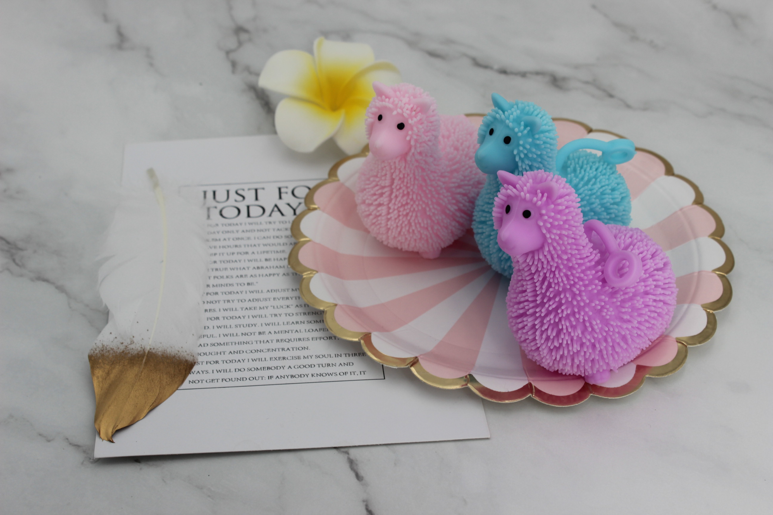 Little Alpaca, a best-selling toy for squeezing kids, is sold directly from the factory details Picture