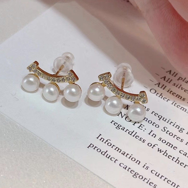 Smile Pearl Stud earrings 18K gold-plated, a versatile accessory for socialites. Three-piece curved small stud earrings, natural freshwater pearl, a live-streaming bestseller jewelry necklace detail image 5