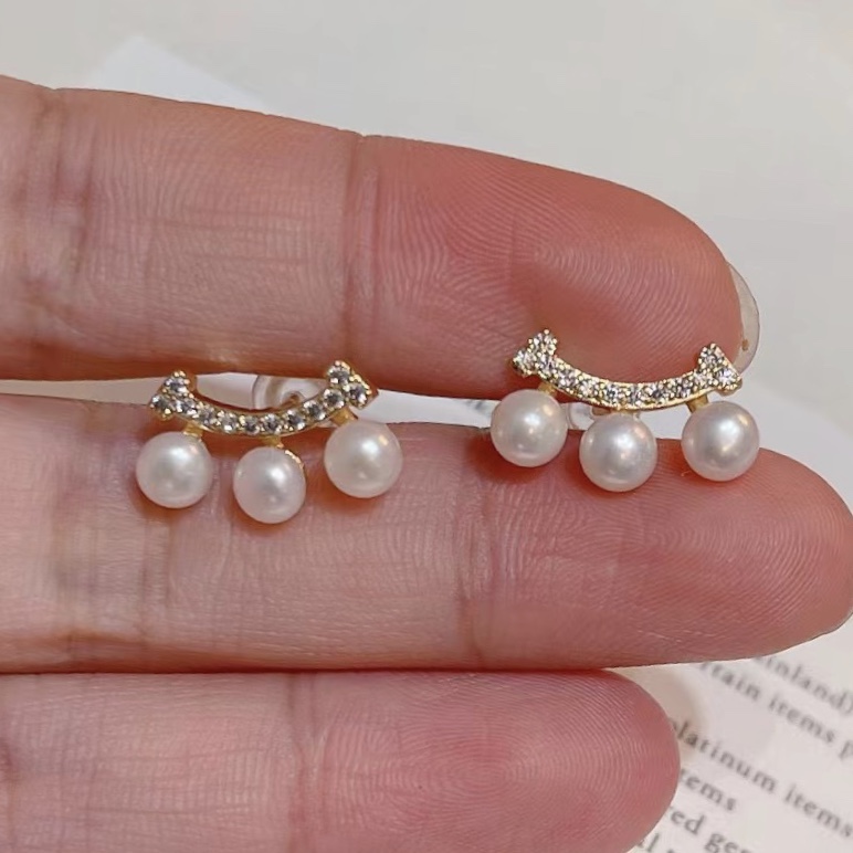 Smile Pearl Stud earrings 18K gold-plated, a versatile accessory for socialites. Three-piece curved small stud earrings, natural freshwater pearl, a live-streaming bestseller jewelry necklace