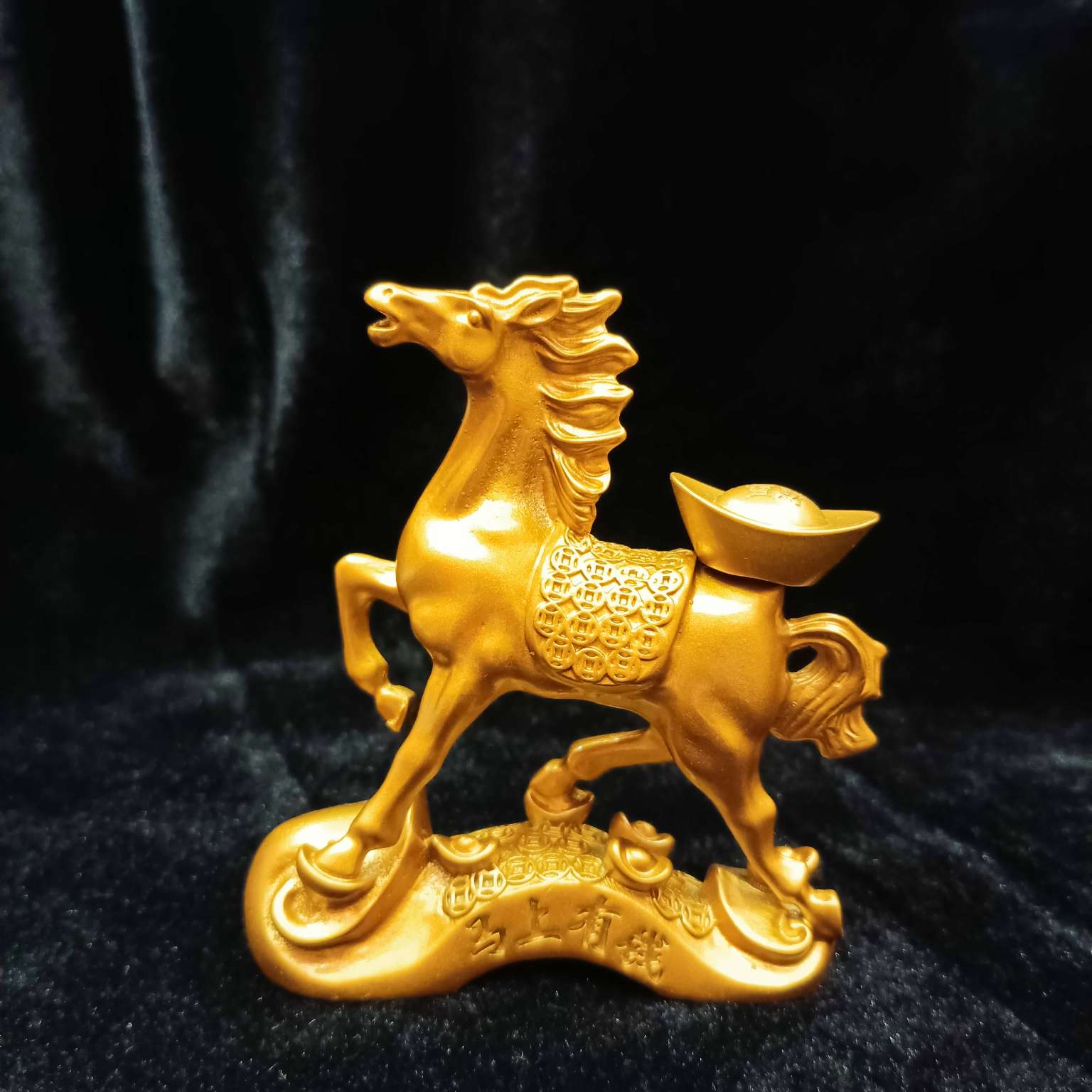 Zhonggong Craft Alloy Instant Fortune Gold ingot Rotating Ornament Application Scenario