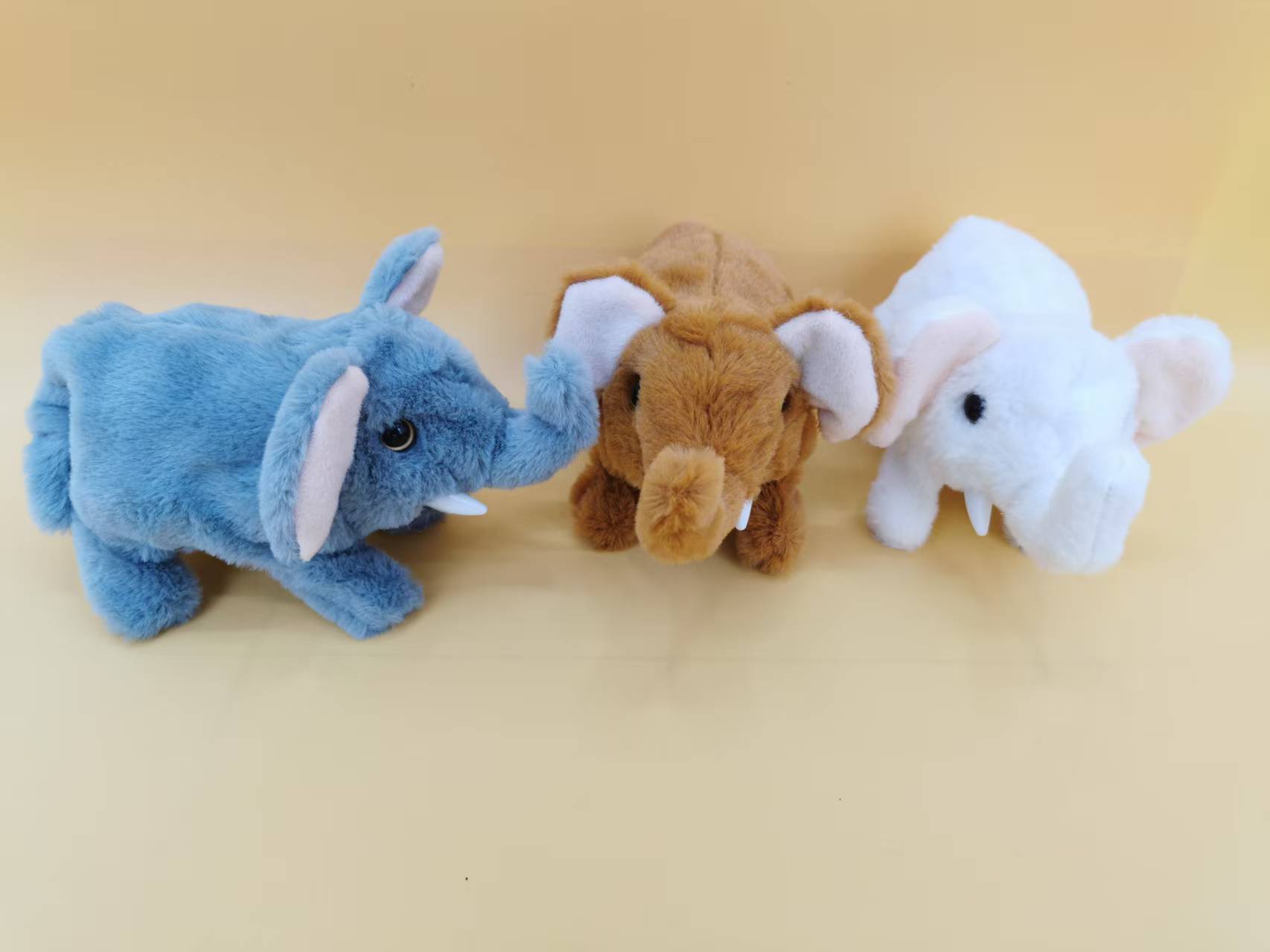 The parent-child interactive gift is a simulation design of a moving and crying elephant. The baby was extremely happy to receive it
