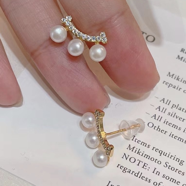 Smile Pearl Stud earrings 18K gold-plated, a versatile accessory for socialites. Three-piece curved small stud earrings, natural freshwater pearl, a live-streaming bestseller jewelry necklace detail image 4